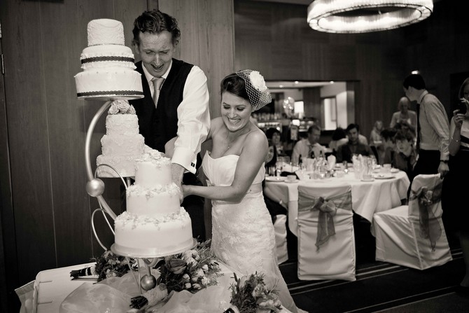 cutting wedding cake photography
